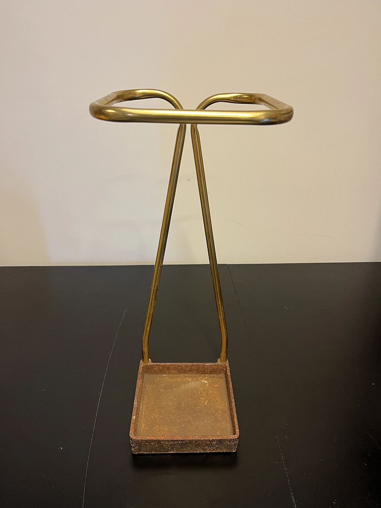 Umbrella stand in brass and metal 1
