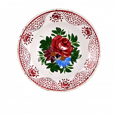 Piatto in ceramica maiolicata con decori floreali policromi