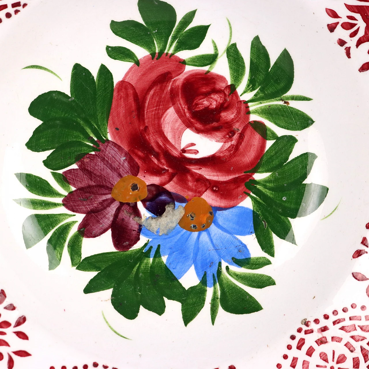 Piatto in ceramica maiolicata con decori floreali policromi 3