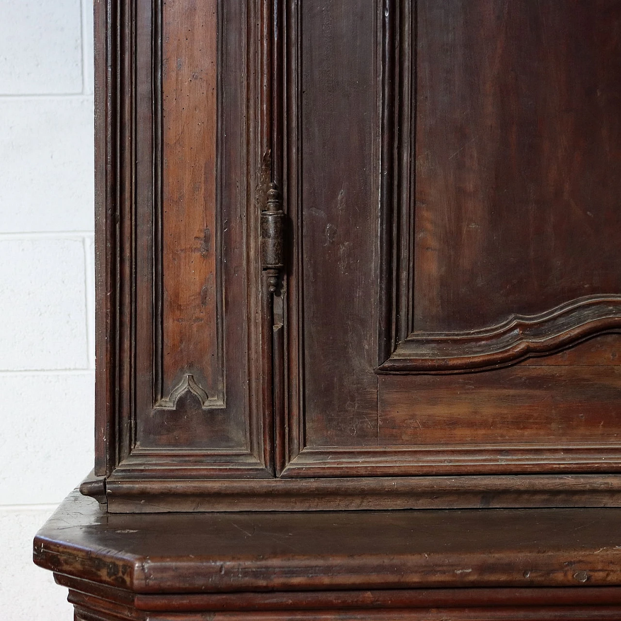 Walnut, poplar and fir double-bodied sideboard, mid-18th century 3