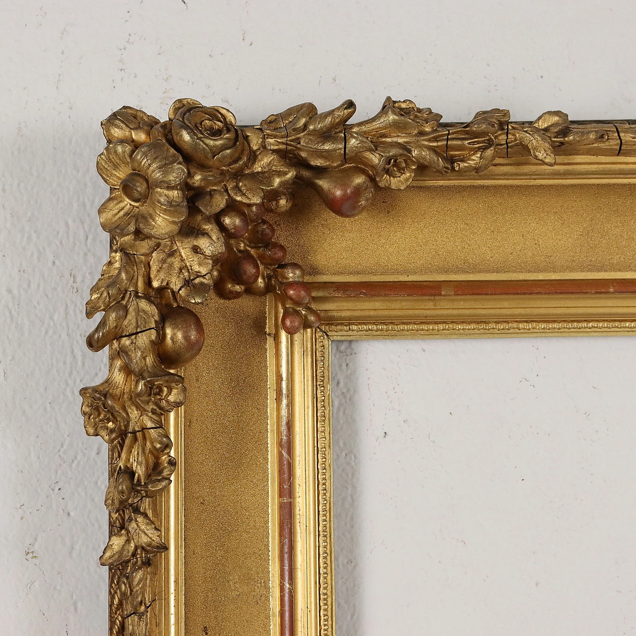Gilt frame carved in pastille with floral motifs 3