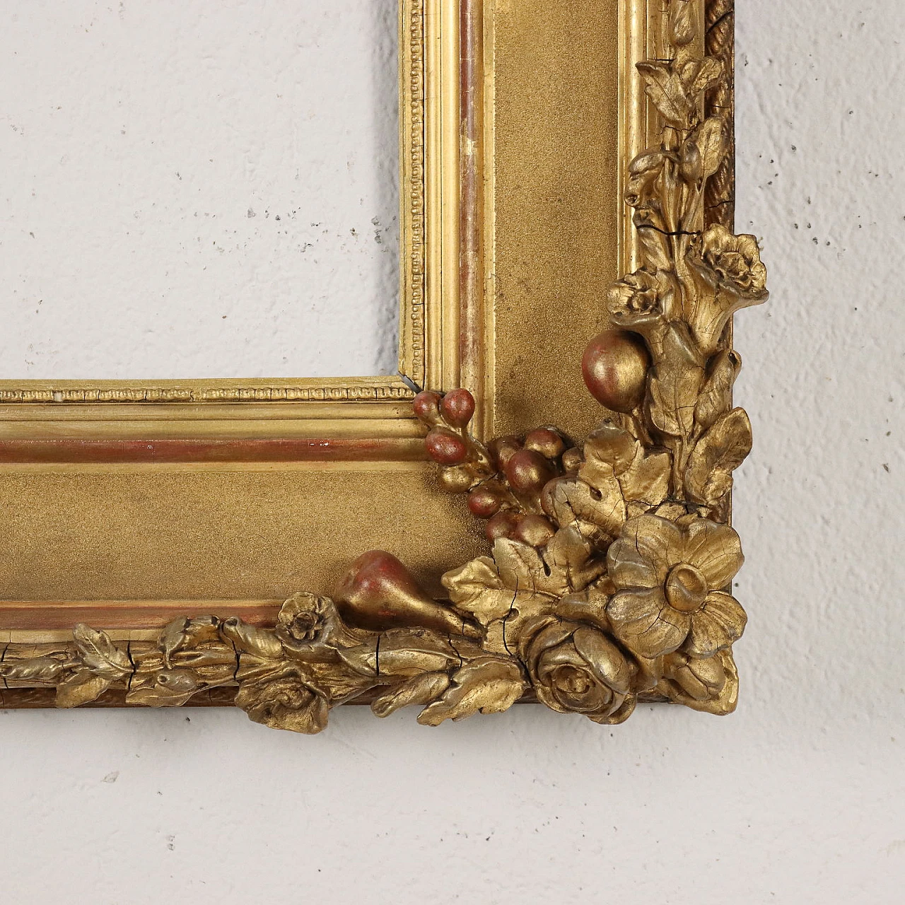 Gilt frame carved in pastille with floral motifs 7