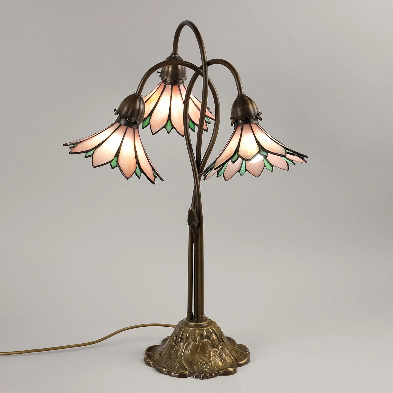 Lampada da tavolo stile Tiffany in metallo e vetro 1