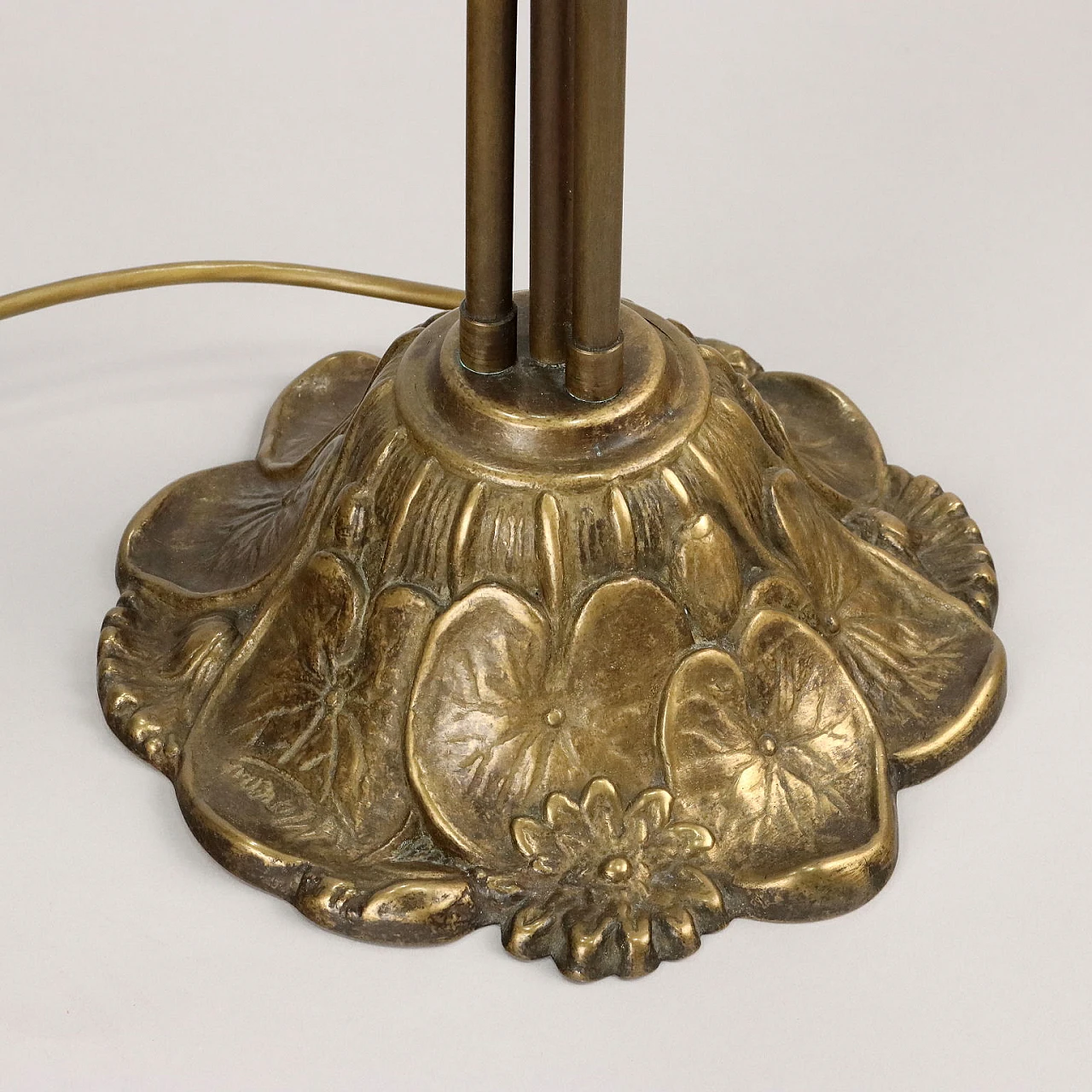 Tiffany style metal and glass table lamp 8