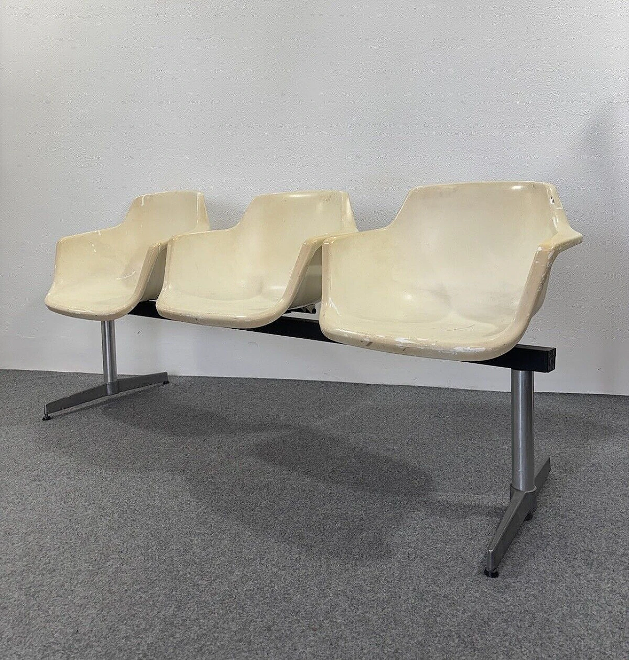 Tandem airport bench by Charles & Ray Eames for Herman Miller 1