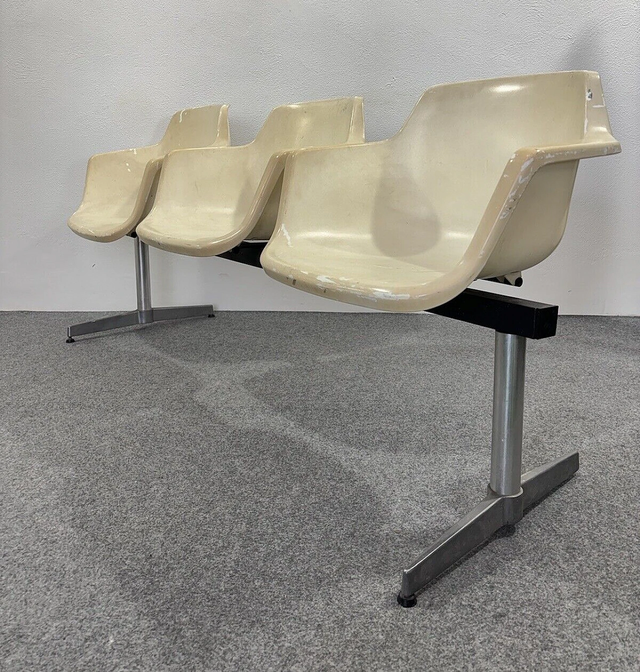 Tandem airport bench by Charles & Ray Eames for Herman Miller 2