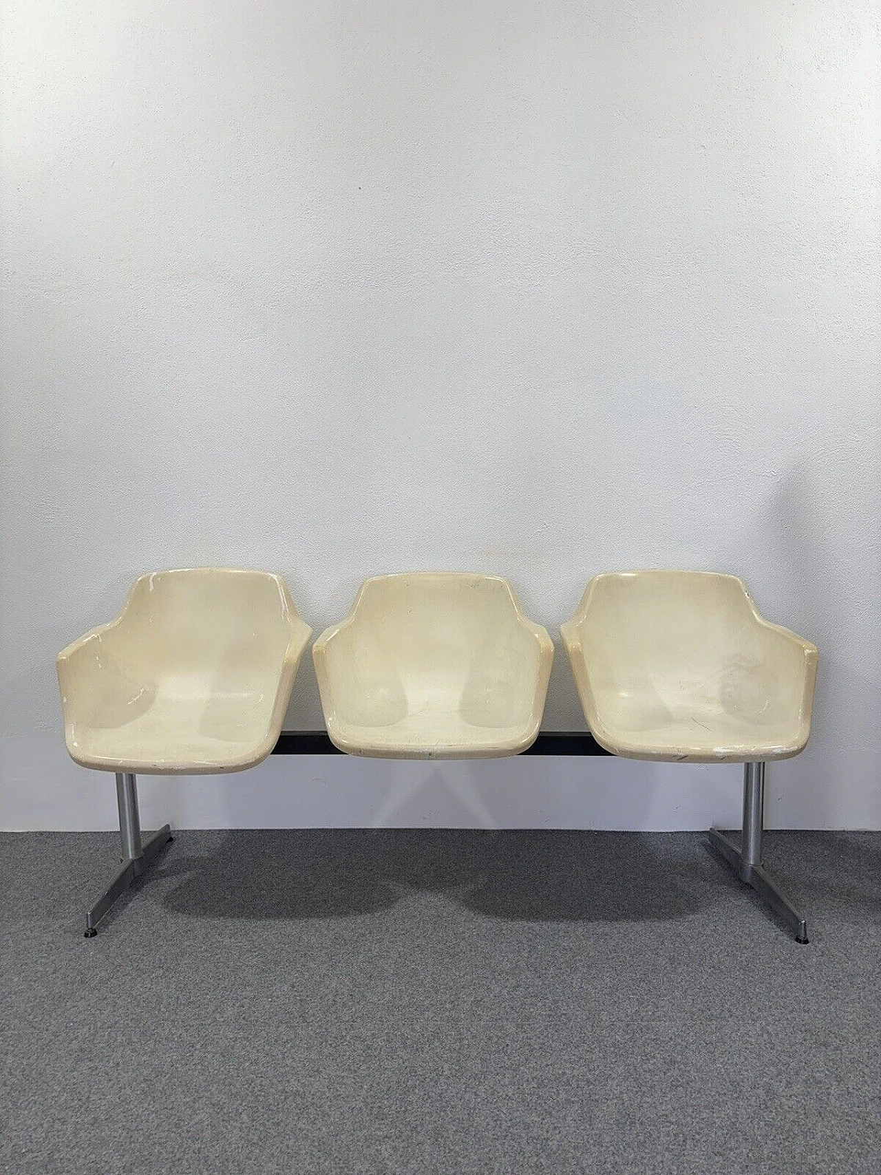 Tandem airport bench by Charles & Ray Eames for Herman Miller 4