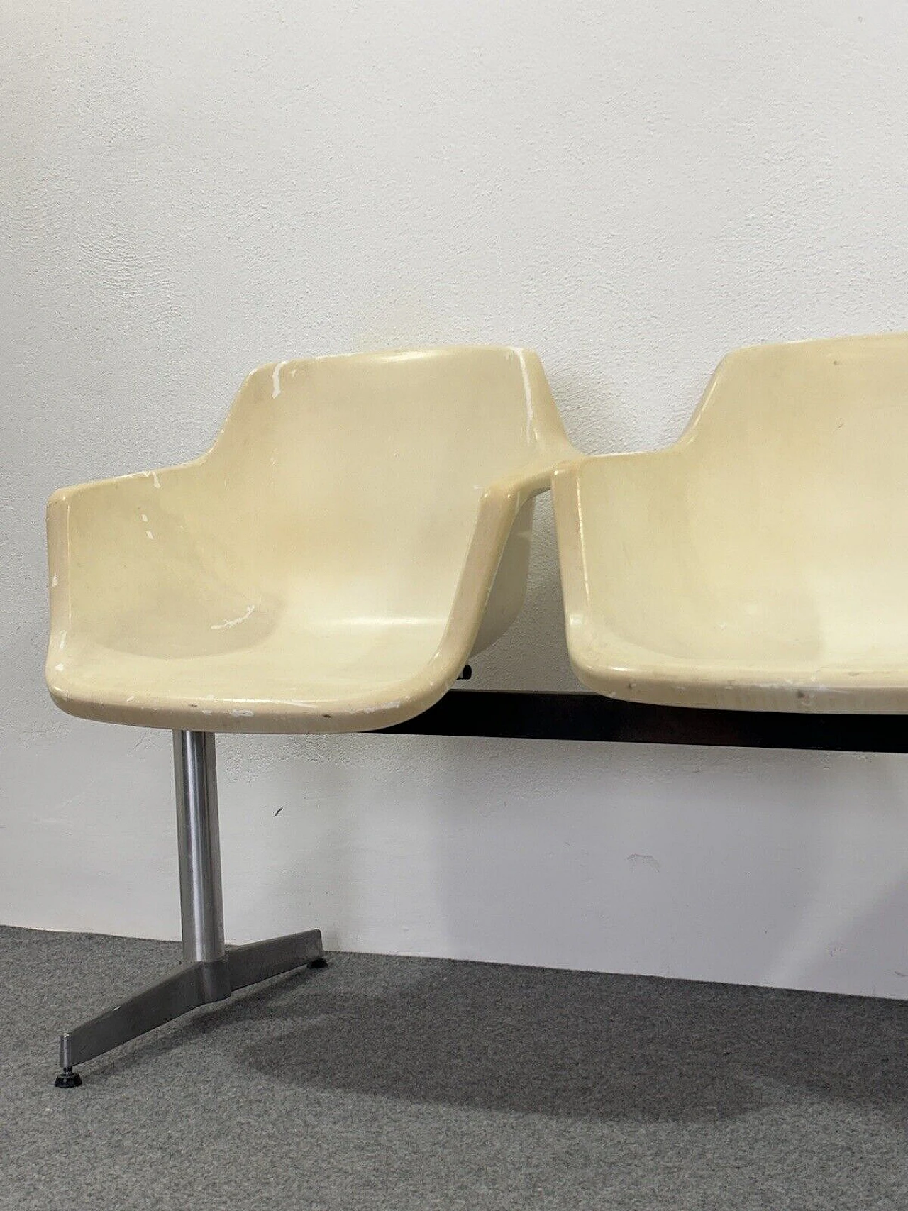 Tandem airport bench by Charles & Ray Eames for Herman Miller 7