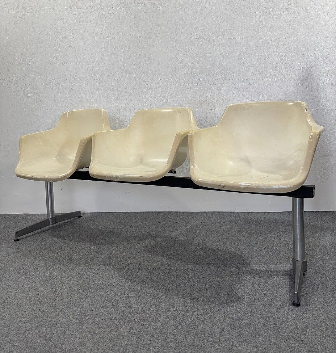 Tandem airport bench by Charles & Ray Eames for Herman Miller 11