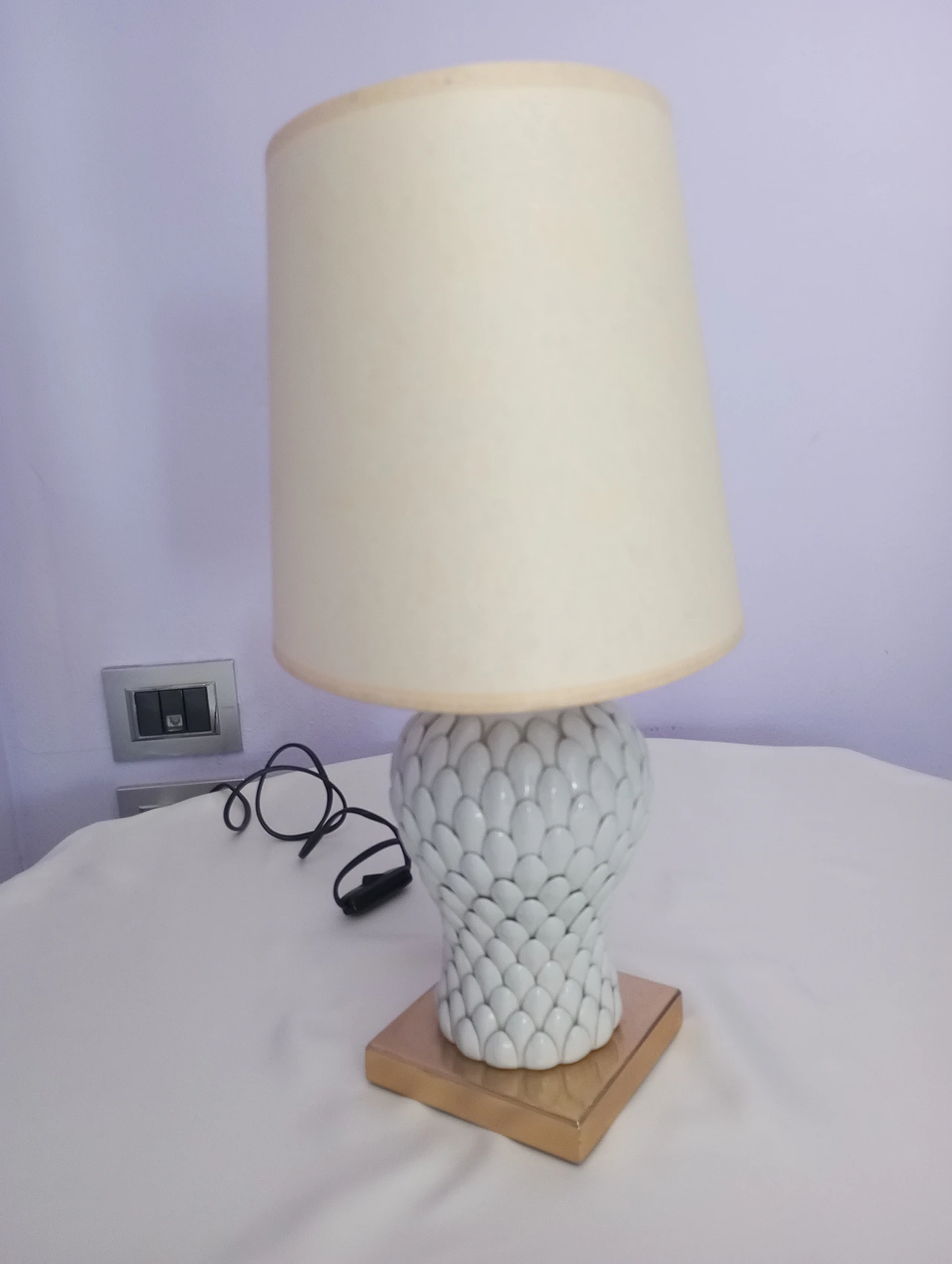 Lampada da tavolo con base in ceramica a forma di pigna, anni '80 10