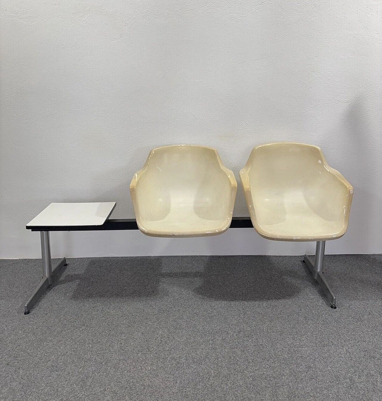 Tandem airport bench by Charles and Ray Eames for Herman Miller 1