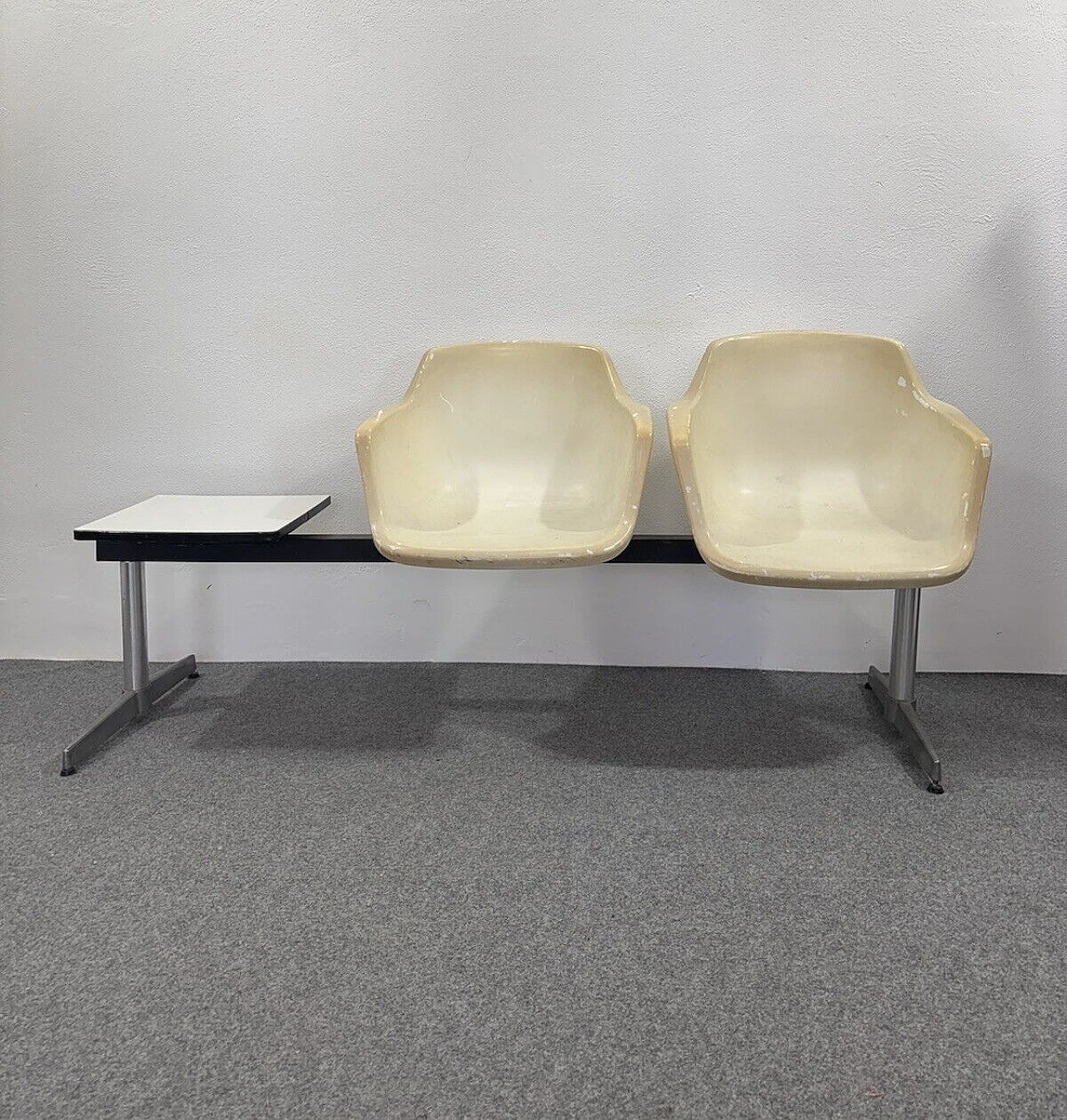 Tandem airport bench by Charles and Ray Eames for Herman Miller 2