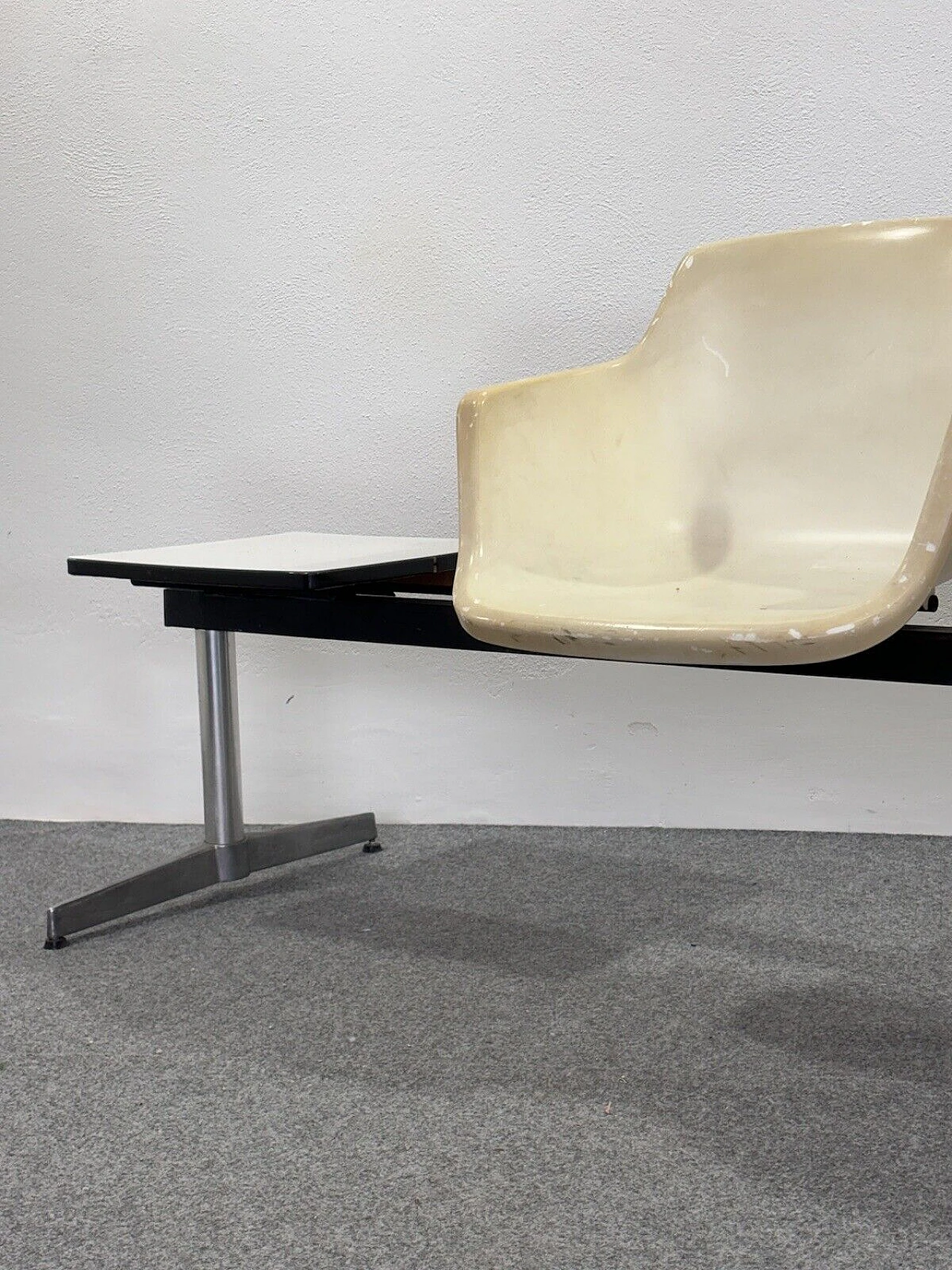Tandem airport bench by Charles and Ray Eames for Herman Miller 7
