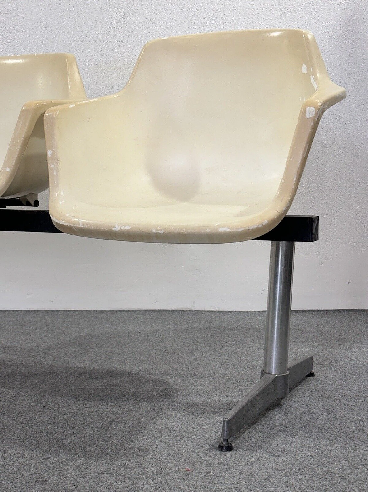 Tandem airport bench by Charles and Ray Eames for Herman Miller 8