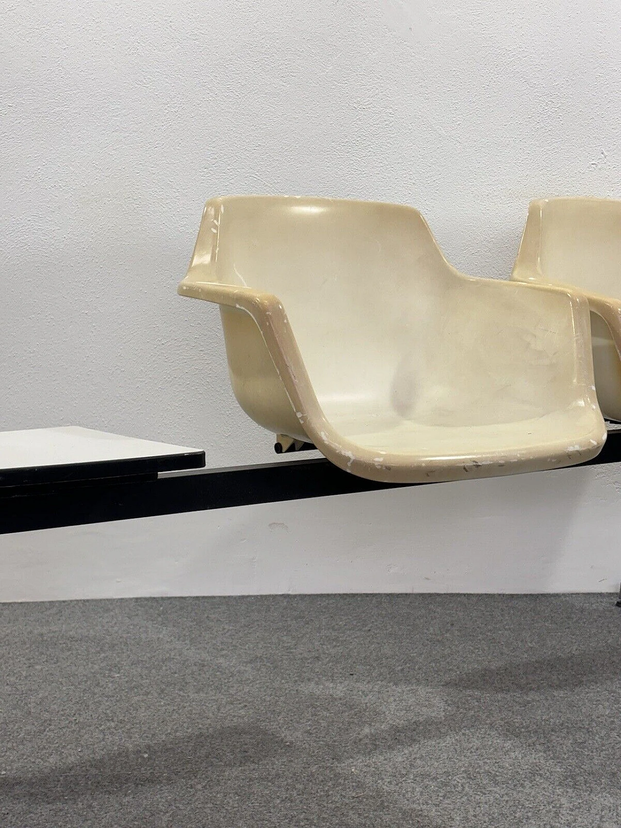 Tandem airport bench by Charles and Ray Eames for Herman Miller 9