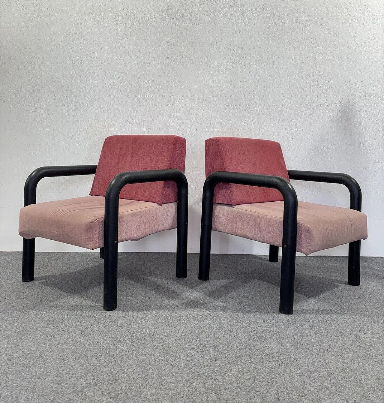 Pair of expanded polyurethane and pink fabric armchairs, 1980s 1