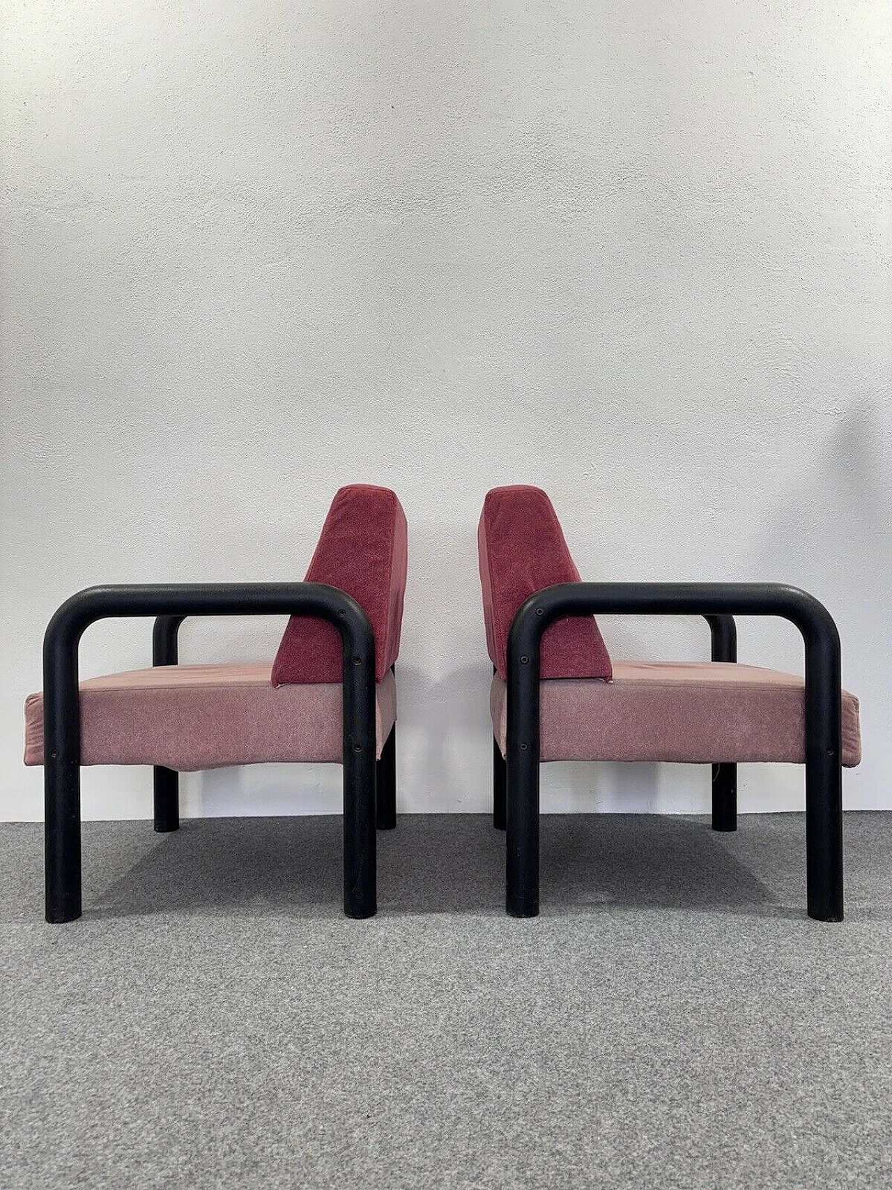 Pair of expanded polyurethane and pink fabric armchairs, 1980s 2