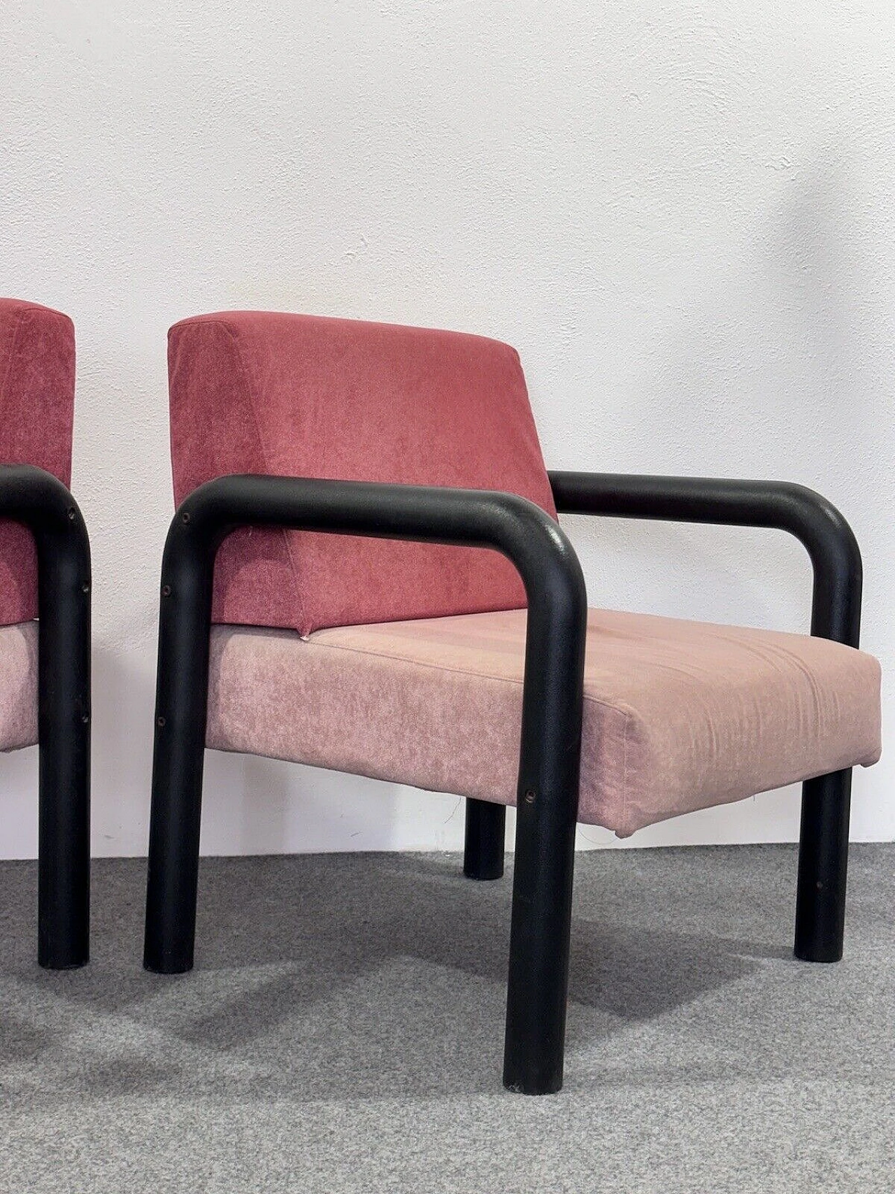 Pair of expanded polyurethane and pink fabric armchairs, 1980s 3