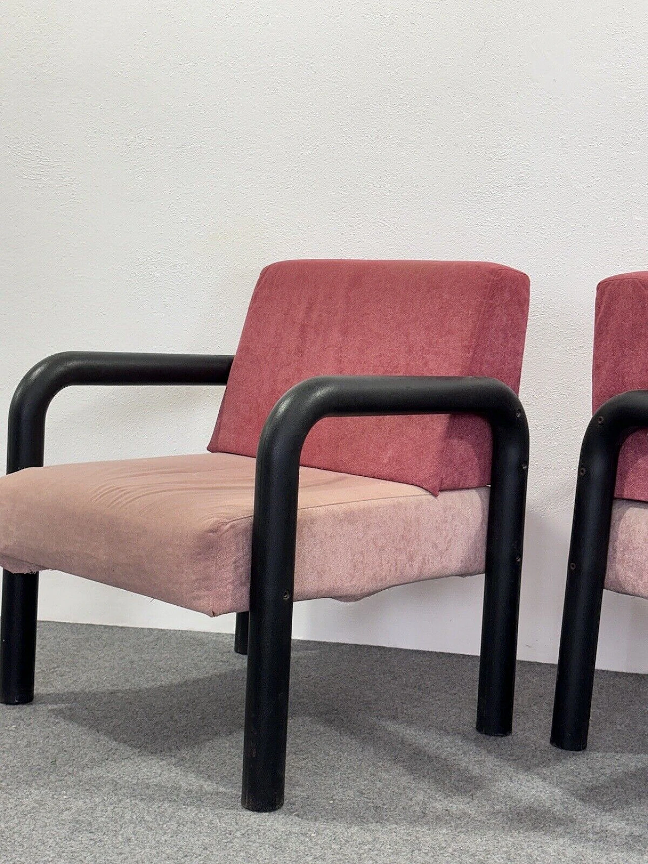 Pair of expanded polyurethane and pink fabric armchairs, 1980s 4