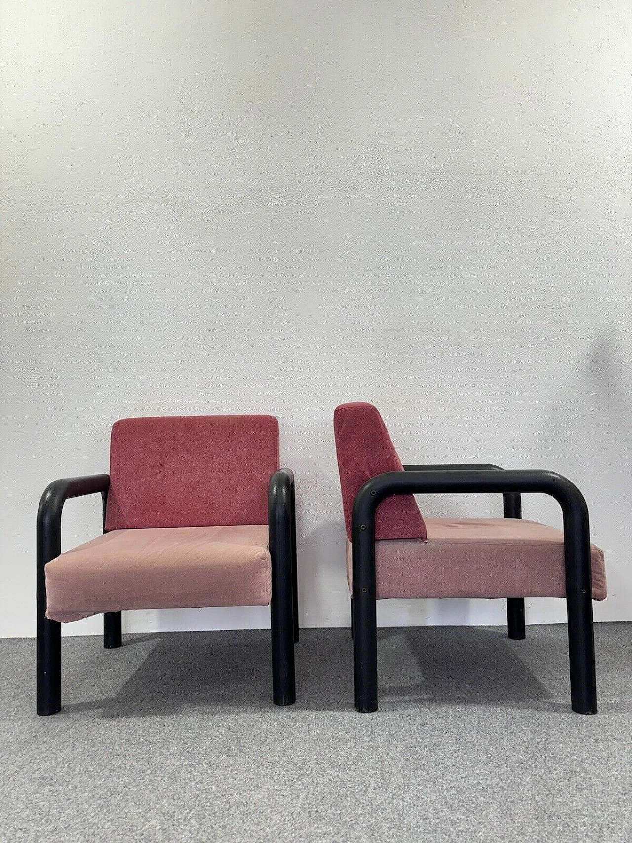 Pair of expanded polyurethane and pink fabric armchairs, 1980s 5