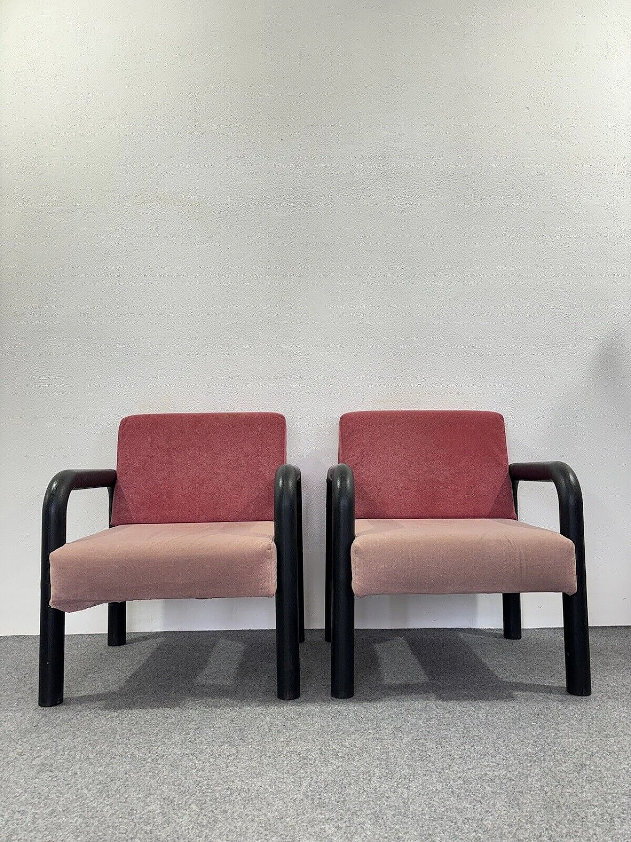 Pair of expanded polyurethane and pink fabric armchairs, 1980s 6