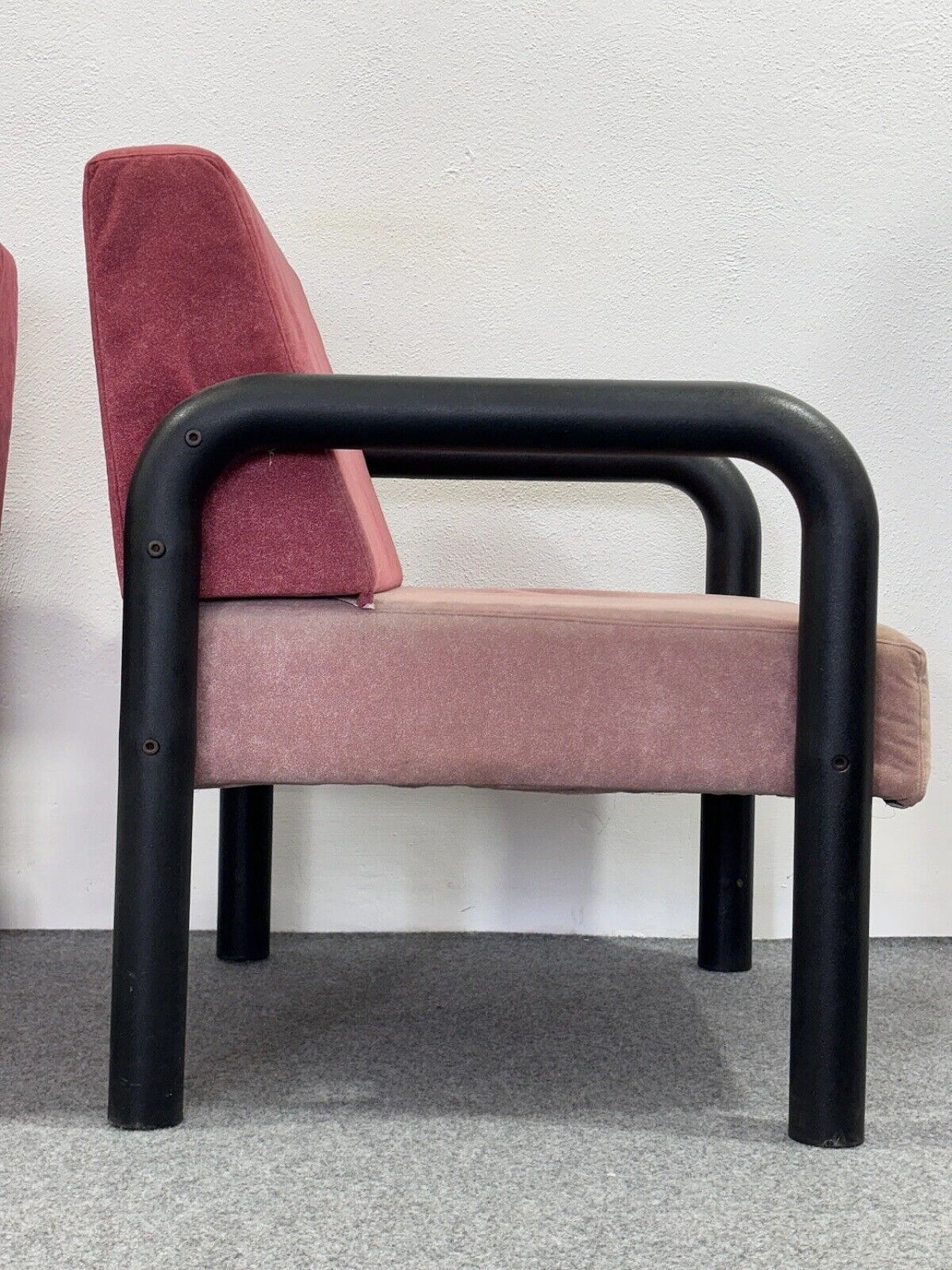 Pair of expanded polyurethane and pink fabric armchairs, 1980s 7