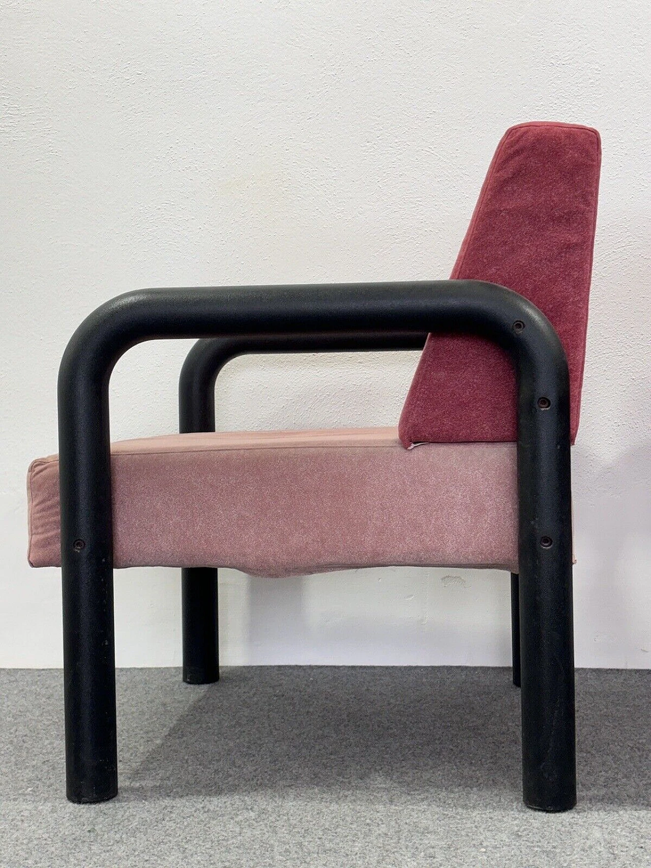 Pair of expanded polyurethane and pink fabric armchairs, 1980s 8