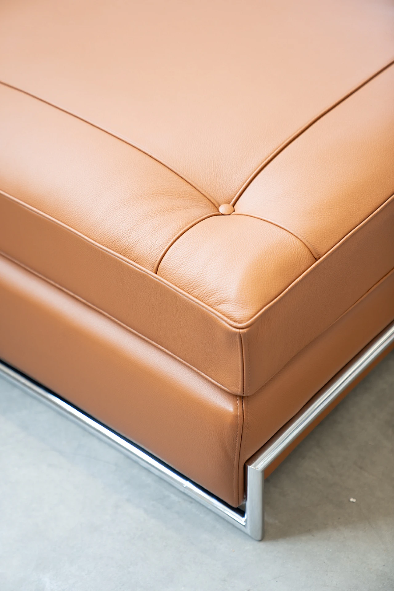 Daybed sofa in leather by E. Gray for Vereinigte Werkstatte, 1980s 3