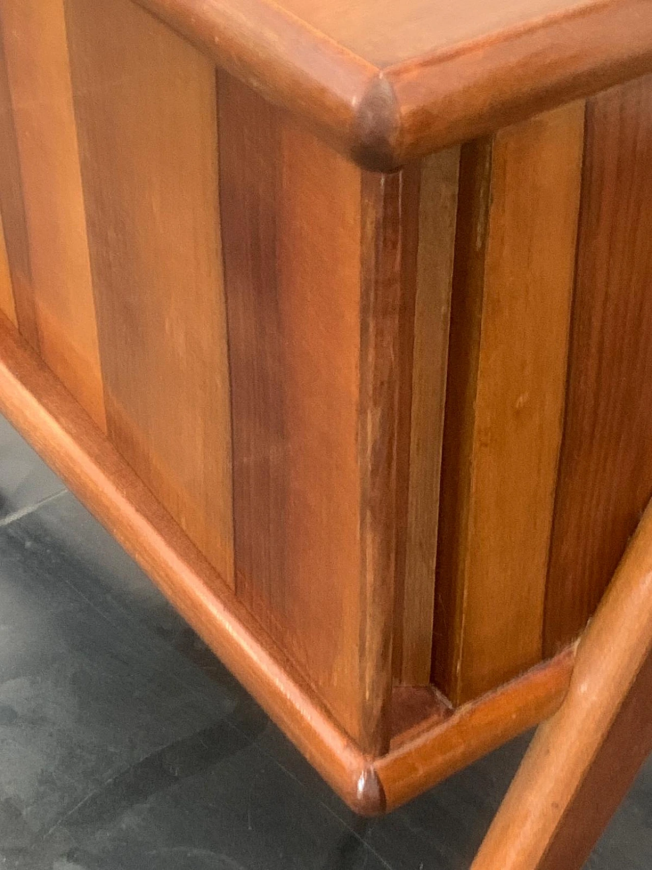 Coppia di comodini in palissandro e vetro, anni '60 10