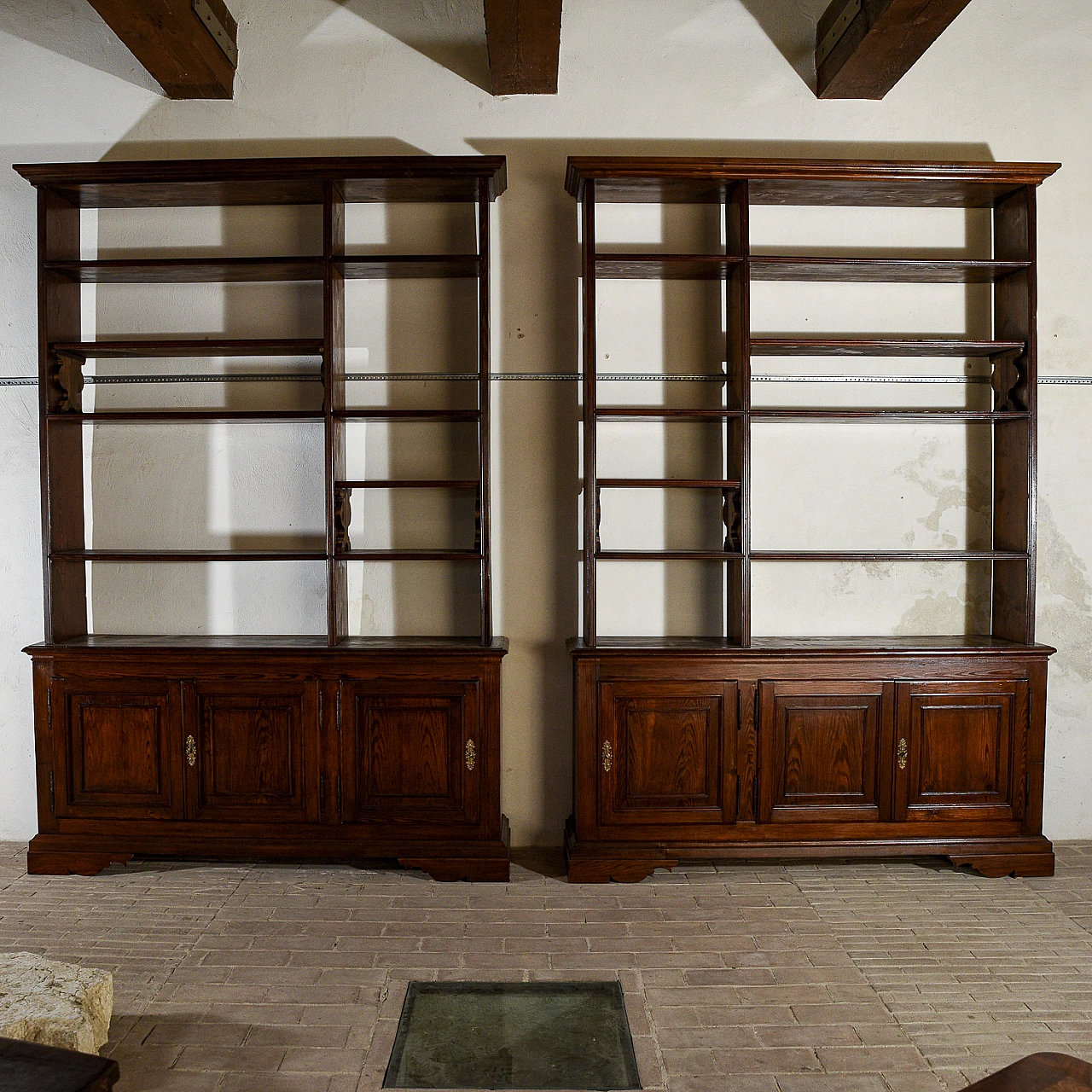 Pair of symmetrical spruce bookcases, early 20th century 1