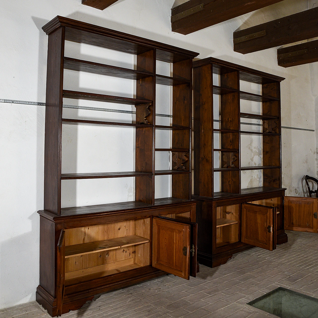 Pair of symmetrical spruce bookcases, early 20th century 3