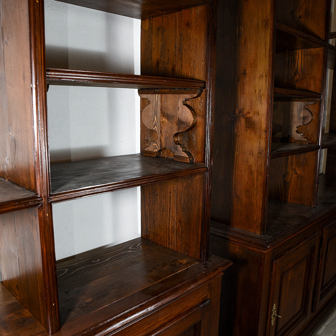 Pair of symmetrical spruce bookcases, early 20th century 7