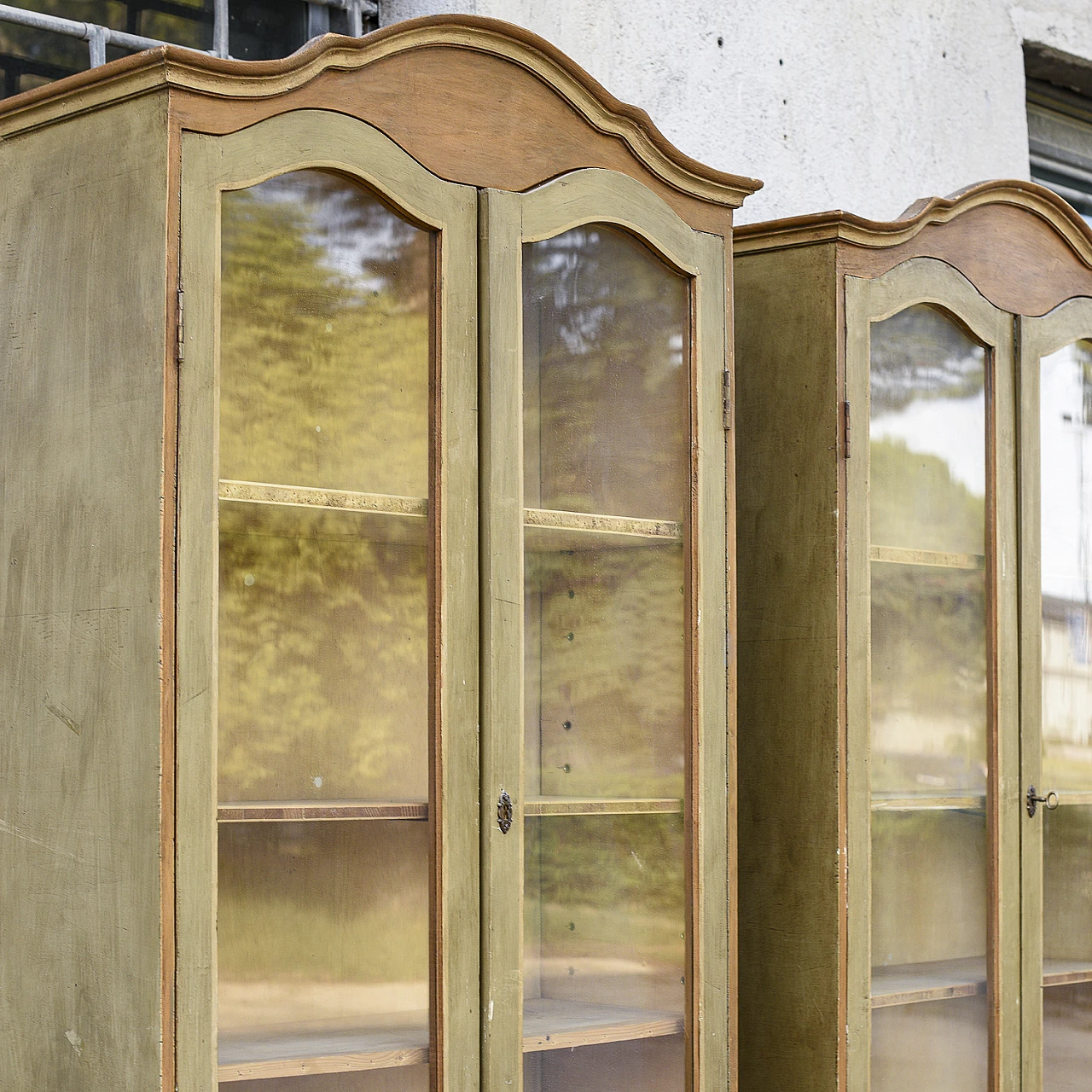 Coppia di vetrine stile Neoclassico in legno laccato, anni '60 4