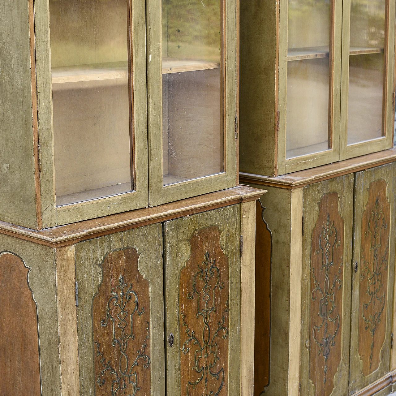 Coppia di vetrine stile Neoclassico in legno laccato, anni '60 5
