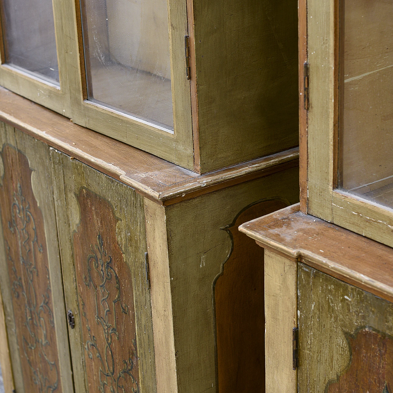 Coppia di vetrine stile Neoclassico in legno laccato, anni '60 7