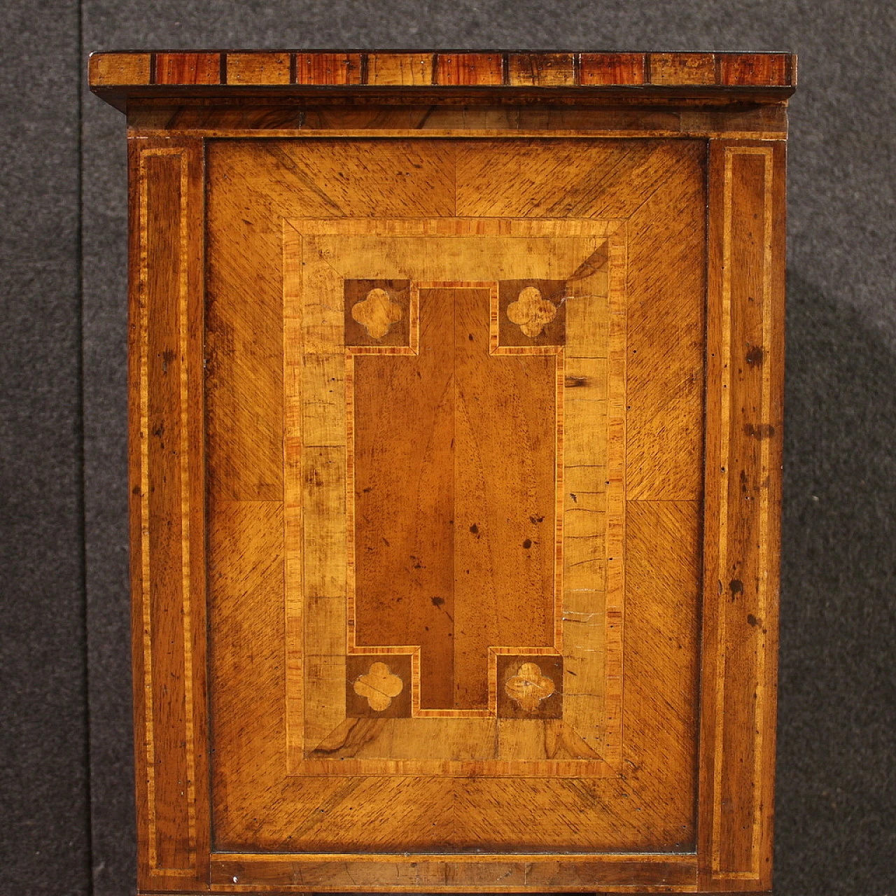 Coppia di comodini stile Luigi XVI in legno intarsiato, anni '70 4