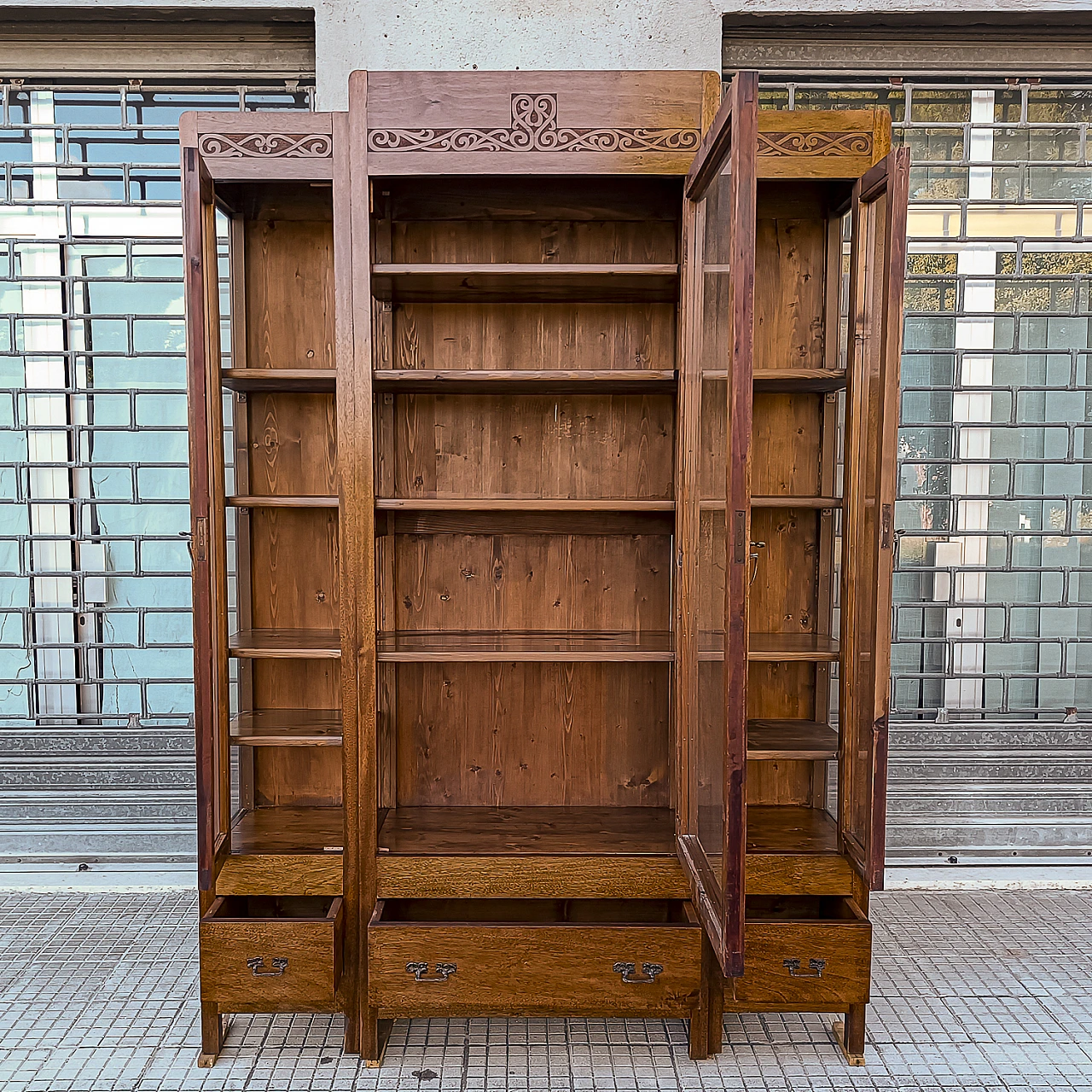 Art Nouveau solid walnut display cabinet, early 20th century 3