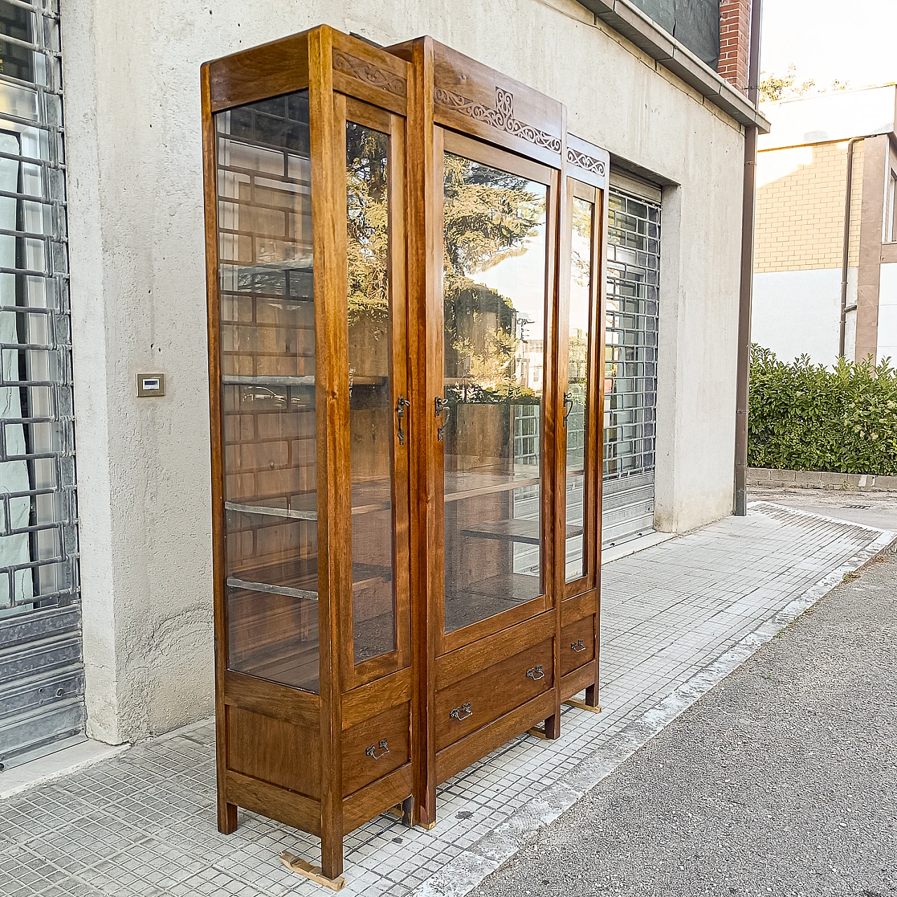 Art Nouveau solid walnut display cabinet, early 20th century 8