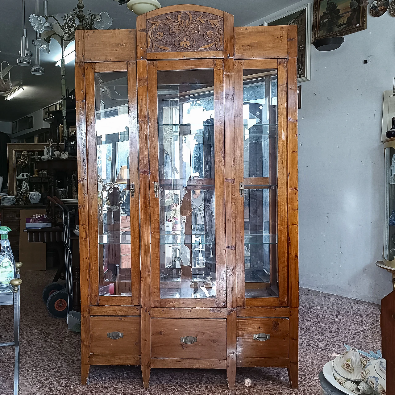 Wood display cabinet with mirrored inside, 19th century 1