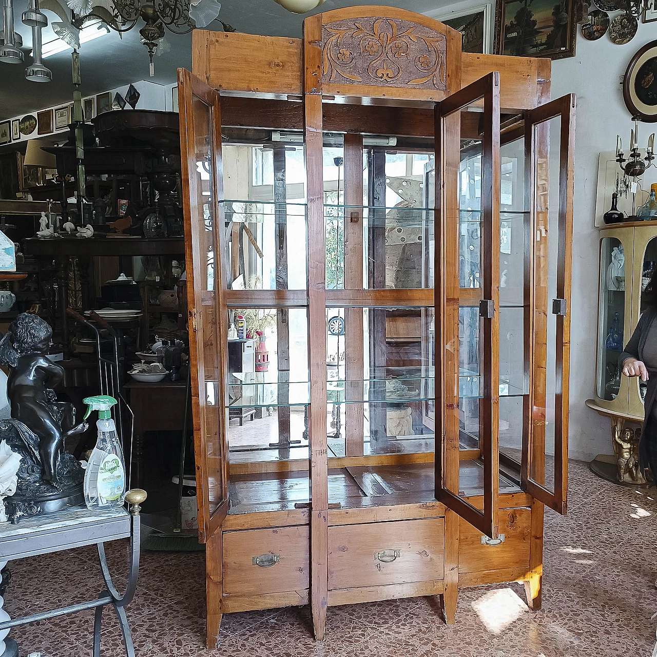 Wood display cabinet with mirrored inside, 19th century 3