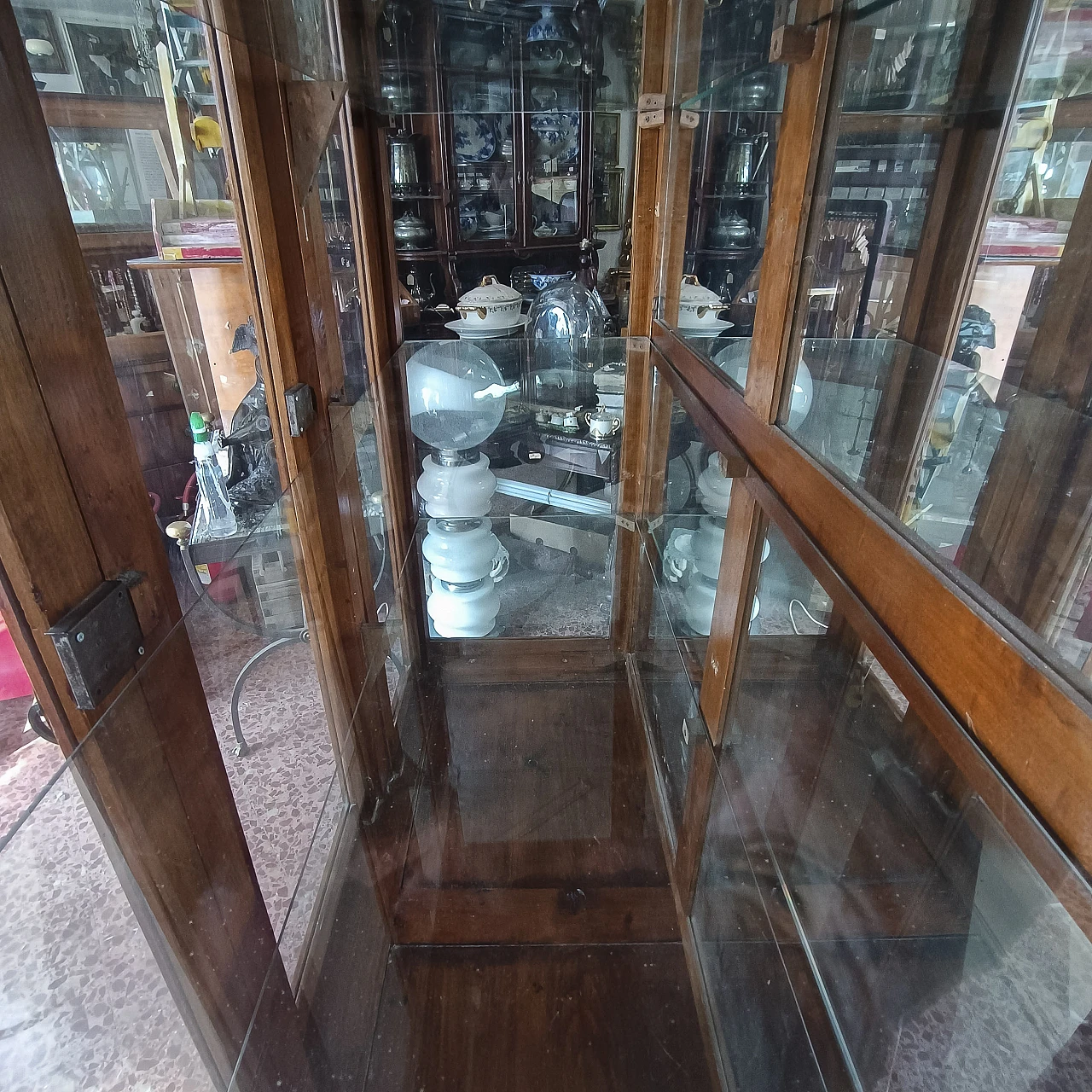 Wood display cabinet with mirrored inside, 19th century 6