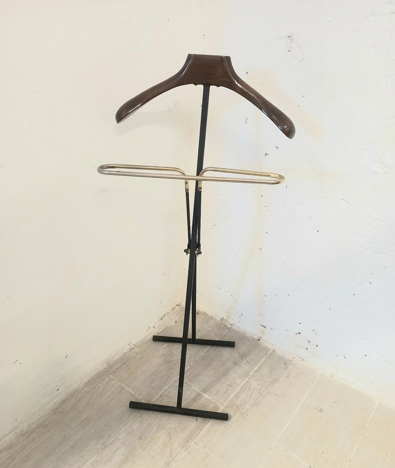 Beech and metal valet stand attributed to Fratelli Reguitti, 1960s 1