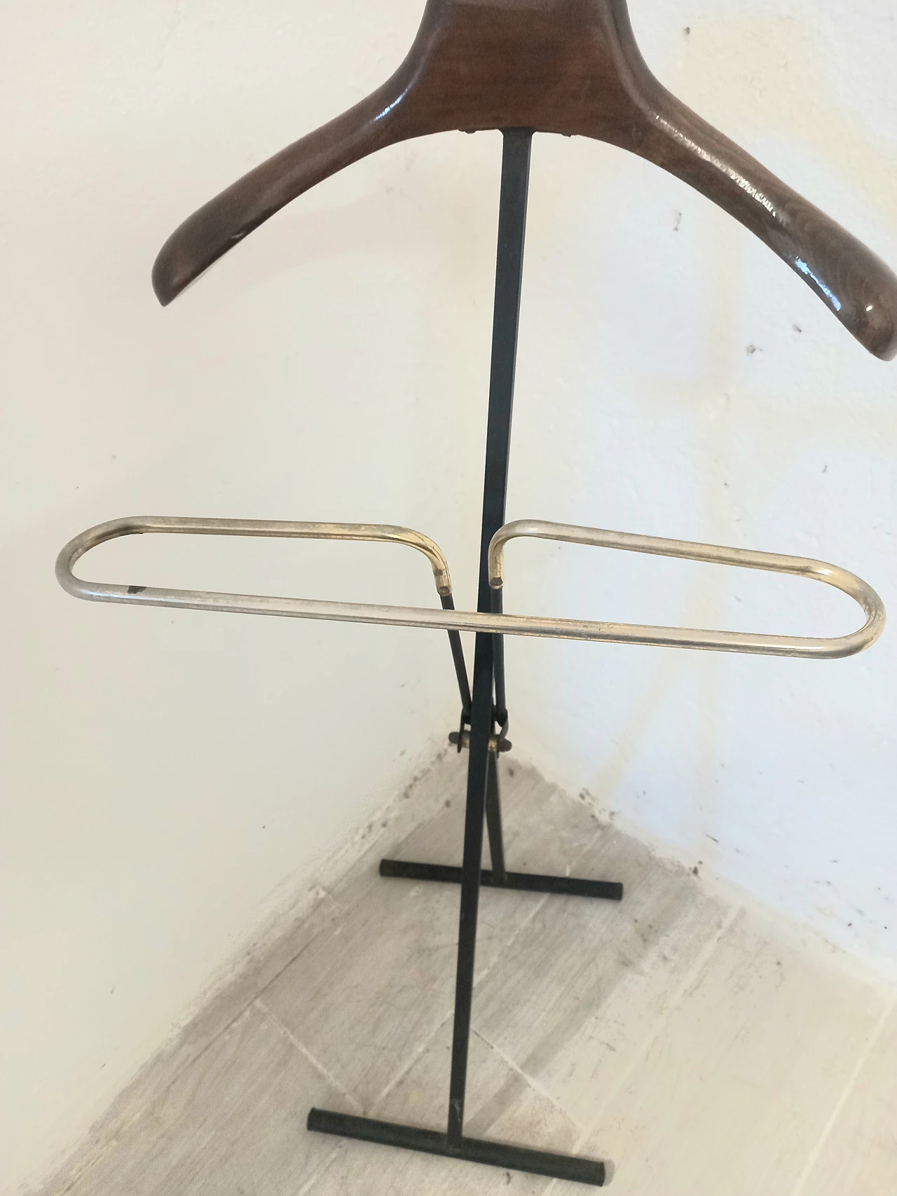 Beech and metal valet stand attributed to Fratelli Reguitti, 1960s 9