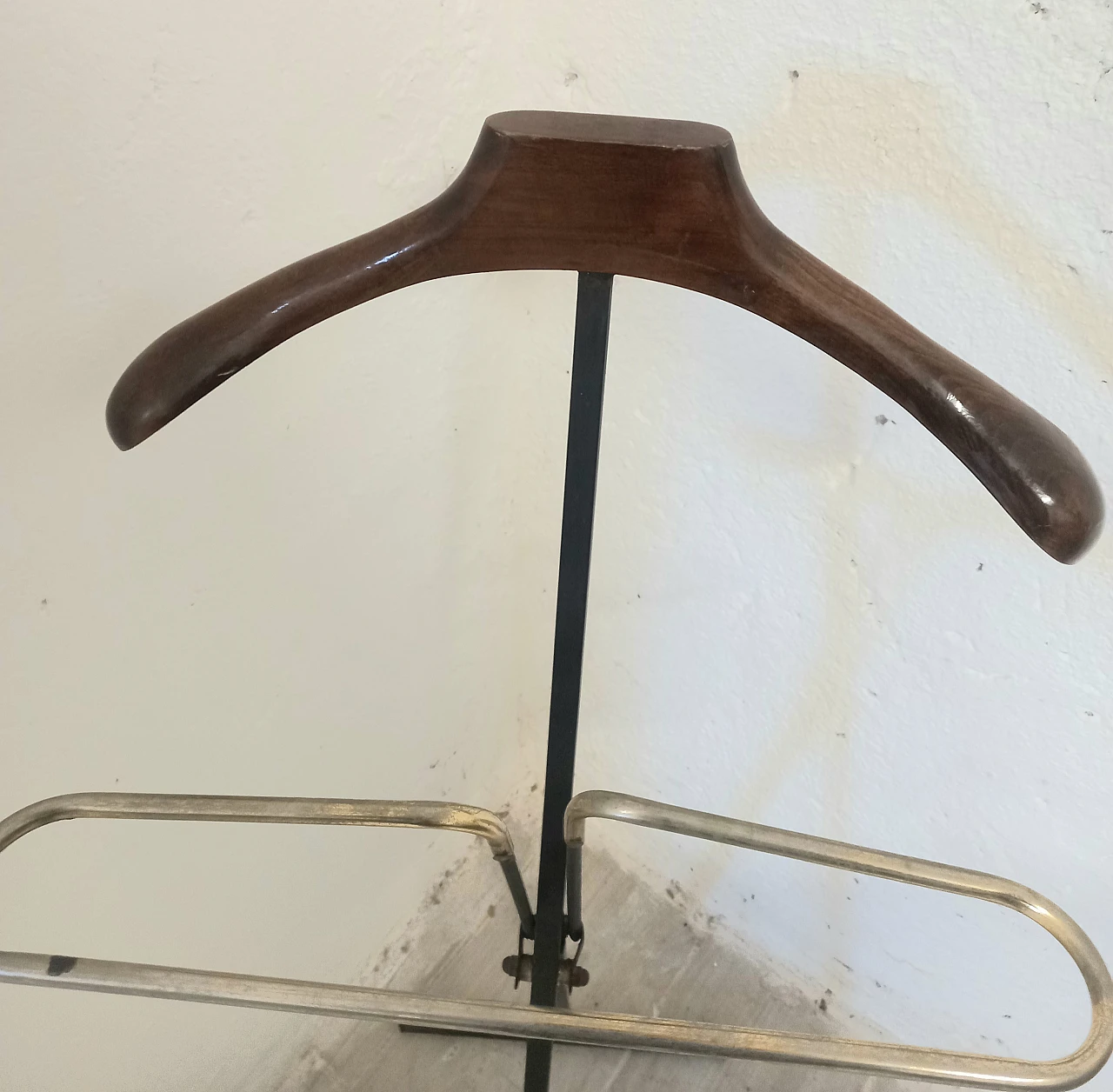 Beech and metal valet stand attributed to Fratelli Reguitti, 1960s 10