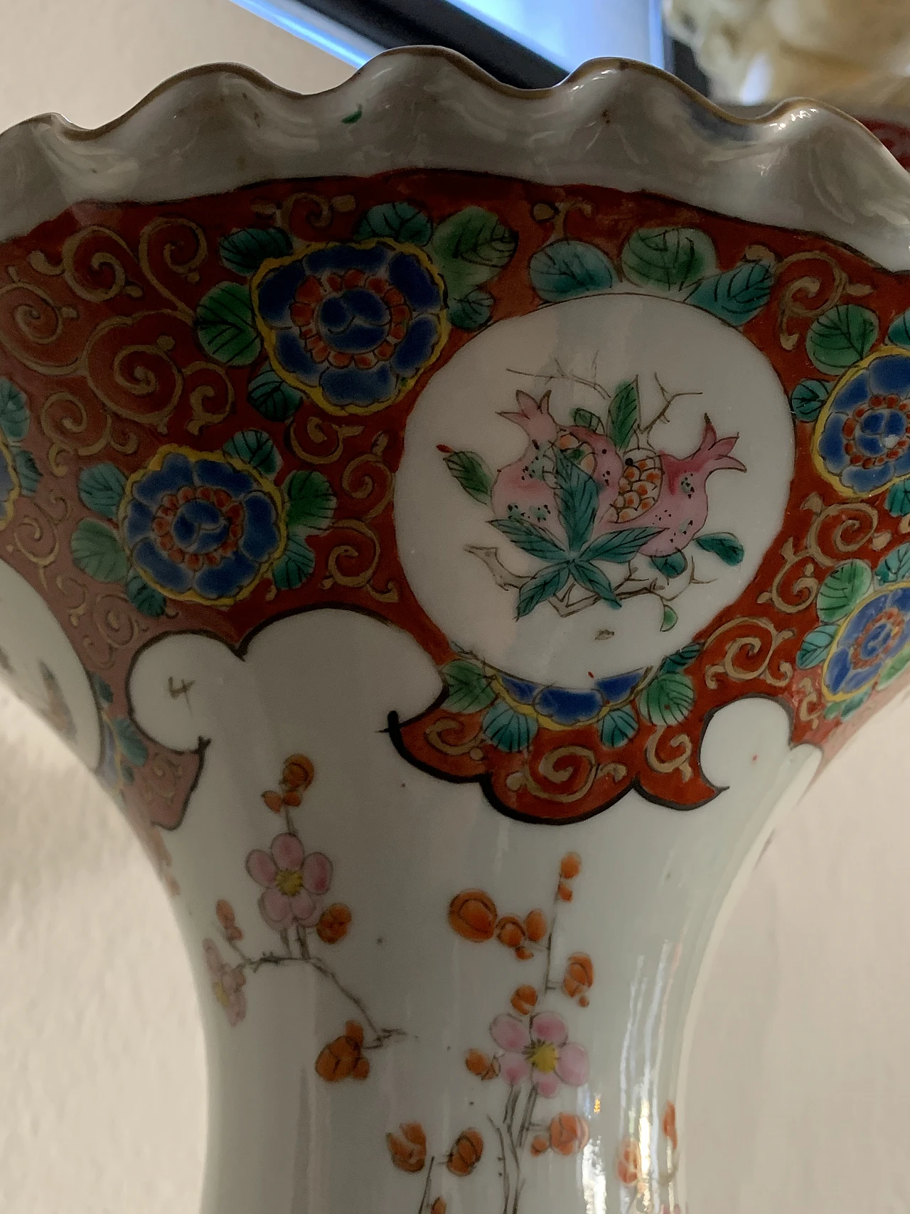 Oriental porcelain vase with floral motif, 1950s 2