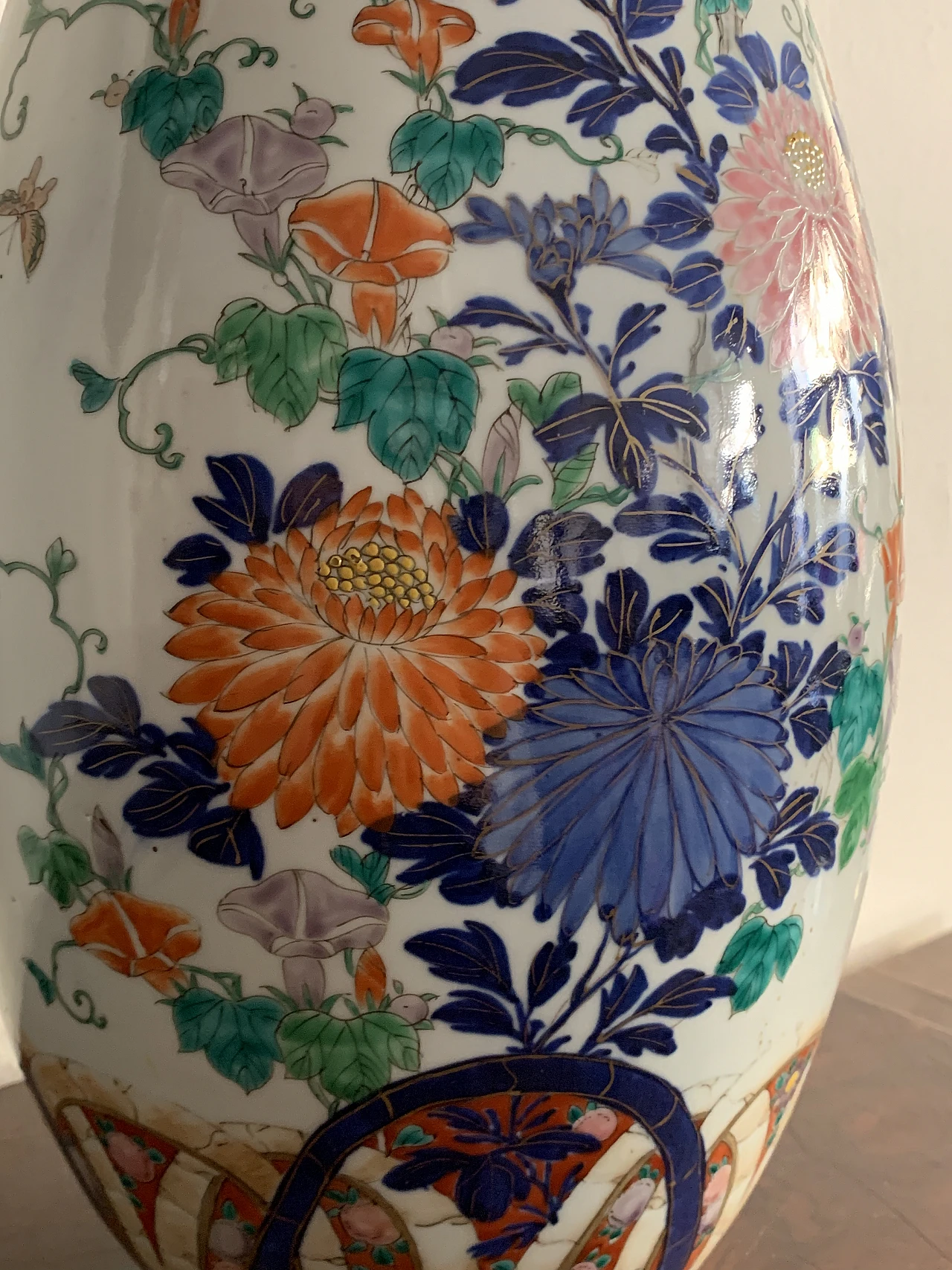 Oriental porcelain vase with floral motif, 1950s 3