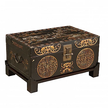 Trunk in painted and lacquered leather with oriental motifs