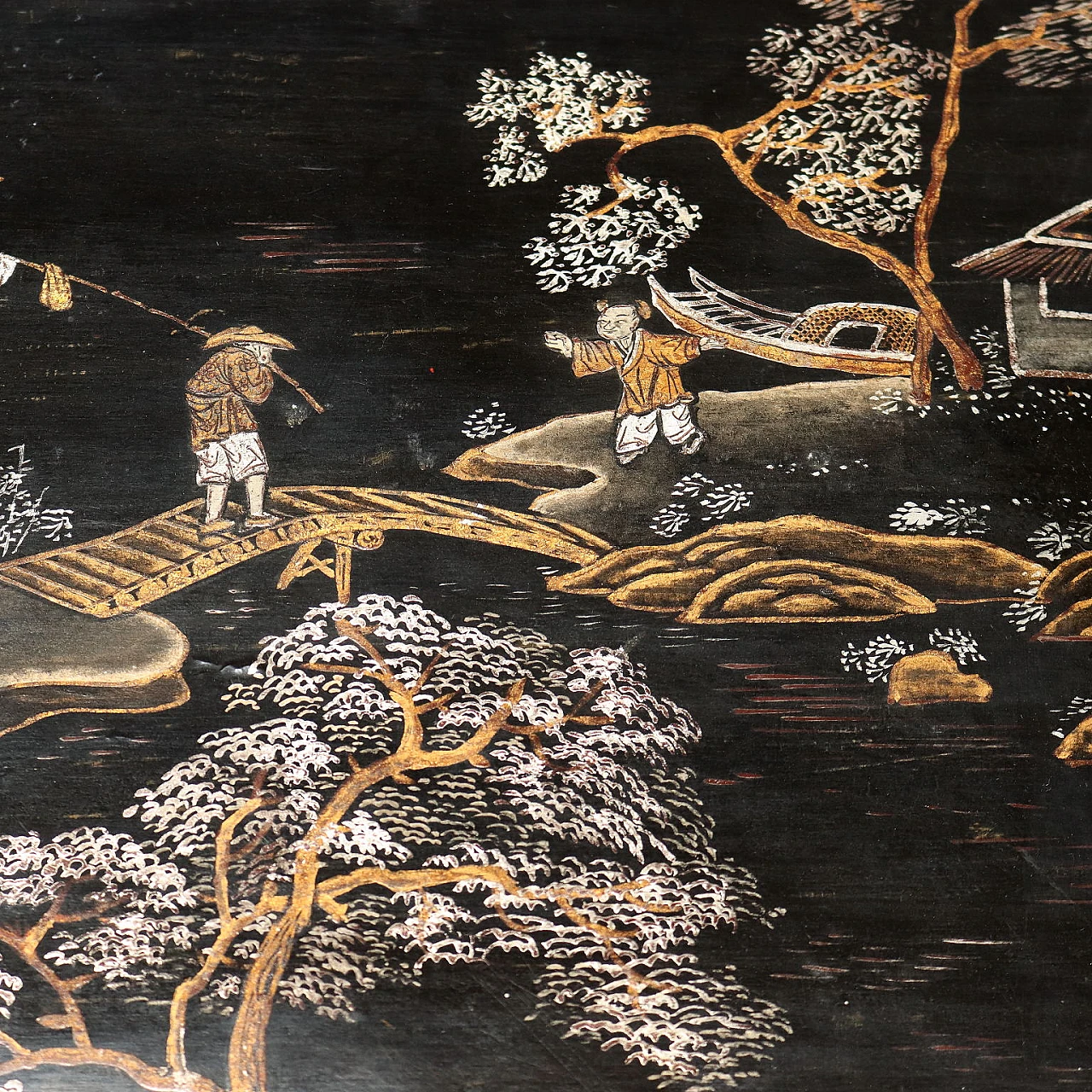 Baule in cuoio laccato e dipinto con motivi orientali 6