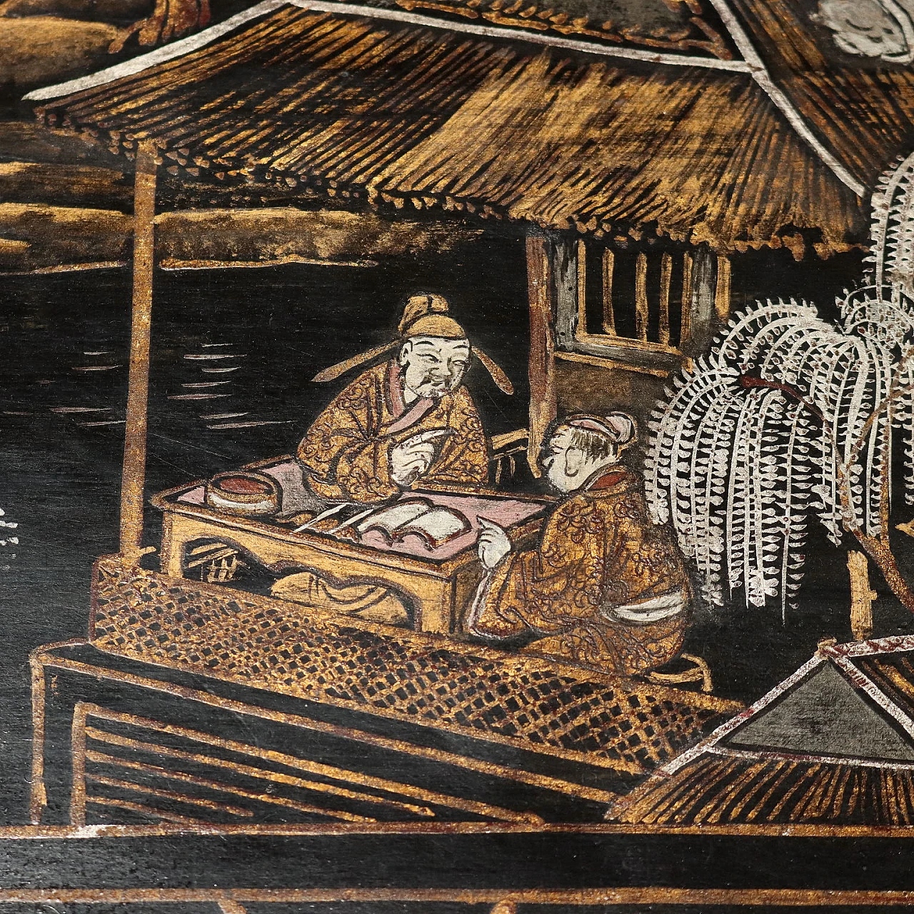 Baule in cuoio laccato e dipinto con motivi orientali 7