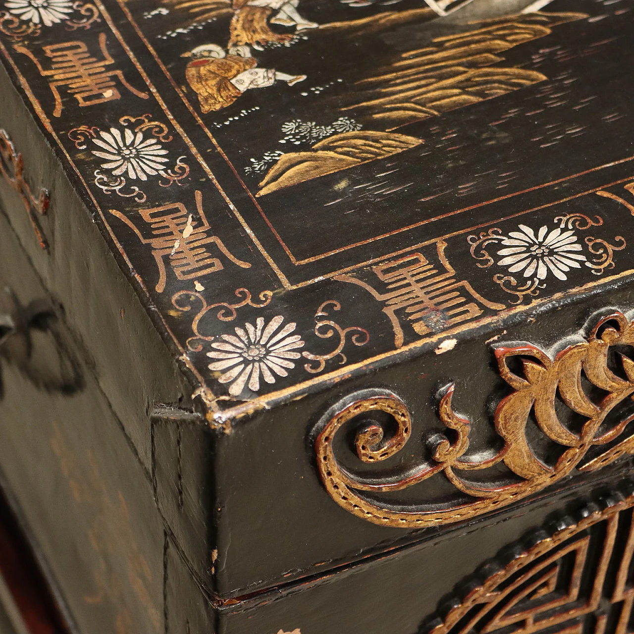 Baule in cuoio laccato e dipinto con motivi orientali 9